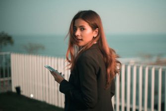 4 Ways To Keep Your Mobile Device Safe While Traveling