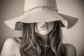 How to stay fashionable while traveling this year