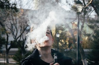 Entering the World of Vaping: 4 Considerations to Make Prior to Choosing Your Vaping Kit
