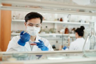Here’s How You Can Become a Pharmacy Technician